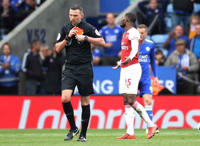 Chiếc thẻ đỏ của Maitland-Niles đã làm hại Arsenal - Ảnh: REUTERS