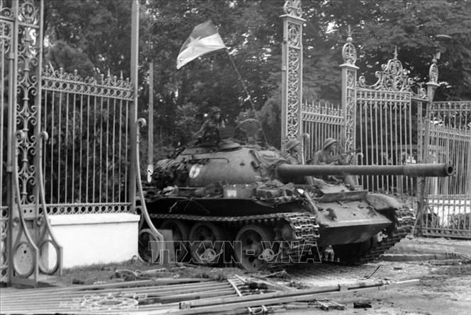 Xe tăng Quân giải phóng tiến vào Dinh Độc Lập, trưa 30/4/1975. Ảnh: Trần Mai Hưởng/TTXVN