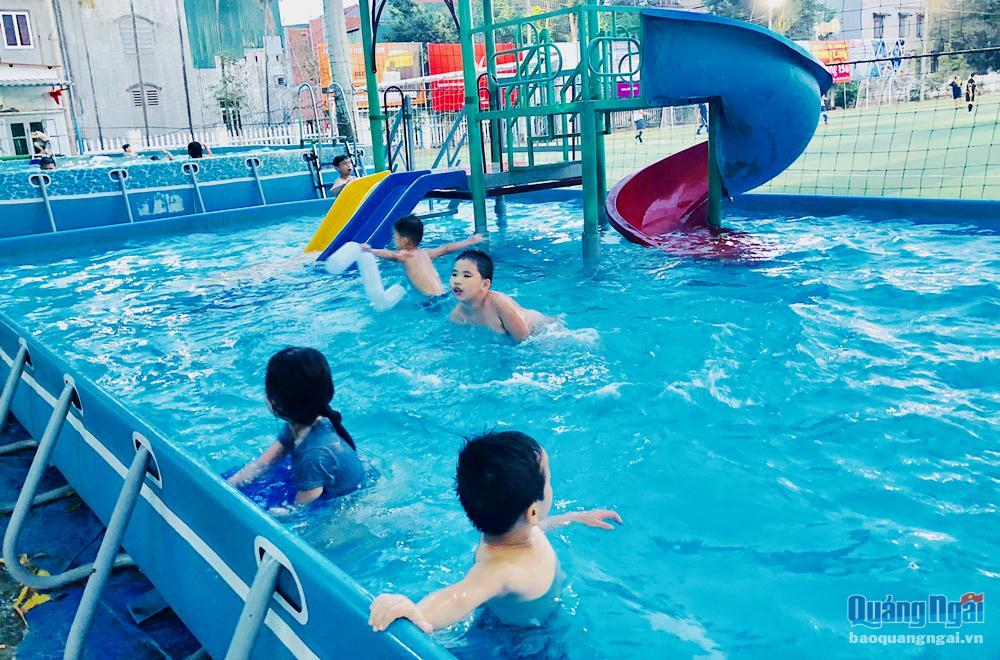 Khu bể bơi lắp ghép là nơi nhiều phụ huynh lựa chọn để cho con đến học bơi, làm quen với nước khi bước vào mùa nắng nóng