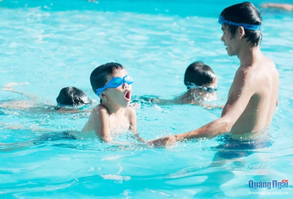 Từ năm 2014 đến nay, Tỉnh Đoàn thường xuyên tổ chức các lớp học bơi miễn phí cho hàng trăm lượt học sinh