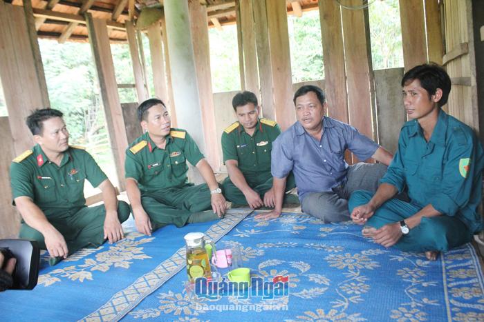 Cán bộ, chiến sĩ Phòng Chính trị (Bộ CHQS tỉnh) thăm hỏi người dân xã Sơn Kỳ (Sơn Hà).