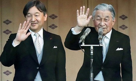  Nhật hoàng Akihito (phải) và Hoàng thái tử Naruhito vẫy tay chào đám đông tại Cung điện Hoàng gia ở Tokyo, Nhật Bản. Ảnh: Getty