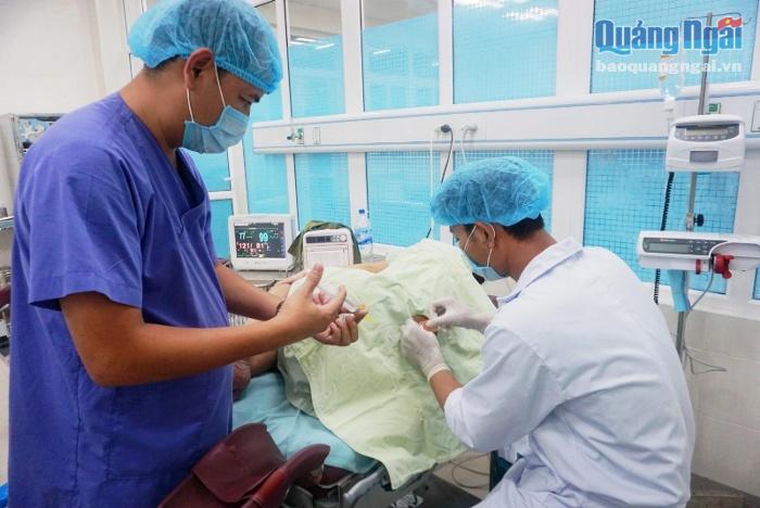 Các bác sĩ Bệnh viện Sản Nhi tỉnh đang thực hiện gây tê ngoài màng cứng cho sản phụ.