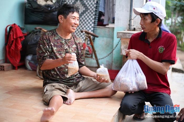 Ngoài bệnh nhân, Hội cháo Từ Vân còn trao cháo đến người nghèo, người có hoàn cảnh khó khăn ở các khu phố của thị trấn.
