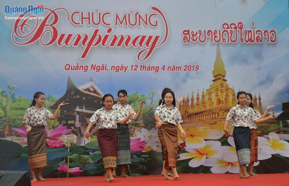 Tại Chương trình, các tiết mục văn nghệ đặc trưng của hai nước Việt-Lào được các sinh viên Lào và sinh viên 2  trường Đại học Phạm Văn Đồng, Cao Đẳng Y tế Đặng Trùy Trâm thể hiện. 