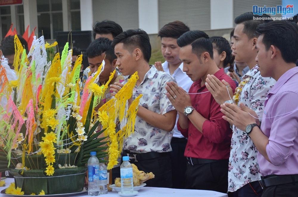 Các nghi lễ truyền thống của Tết Bunpimay như: té nước, buộc chỉ cổ tay, nhảy Lăm Vông,... cũng được các đại biểu và sinh viên Lào thể hiện nhằm cầu chúc nhau một năm mới sức khỏe, gặp nhiều may mắn.