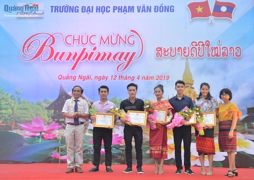 Theo phong tục, Tết cổ truyền của nước Cộng hòa Dân chủ nhân dân Lào (hay còn gọi là Tết Bunpimay) diễn ra từ ngày 13 đến ngày 15.4 hằng năm. 