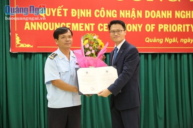 Ông Bùi Văn Quân (trái), Phó Cục trưởng Cục Hải quan tỉnh Quảng Ngãi trao giấy chứng nhận Doanh nghiệp ưu tiên về hải quan cho ông Kang Sang Hyung, Giám đốc khối Cung ứng vật tư, Doosan Vina.
