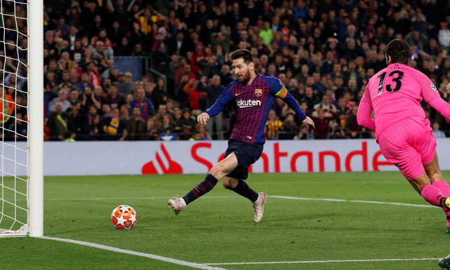 Pha đệm bóng nâng tỉ số lên 2-0 cho Barcelona của Messi - Ảnh: REUTERS