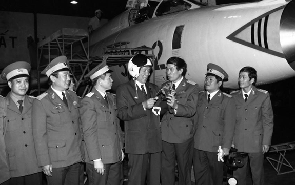 Chủ tịch nước Lê Đức Anh thăm xưởng sửa chữa máy bay của Sư đoàn Không quân 372, ngày 9/1/1996. Ảnh: TTXVN