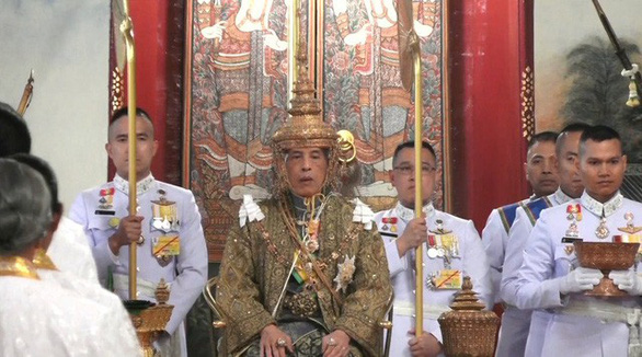 Nhà vua Thái Lan ngồi lên ngai vàng và đội chiếc vương miện cao 66cm, nặng 7,3kg - Ảnh: REUTERS
