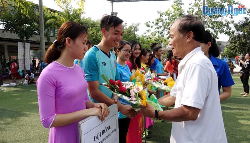 Đại diện lãnh đạo Đảng ủy Khối CCQ tỉnh tặng hoa động viên các đội bóng tham dự giải