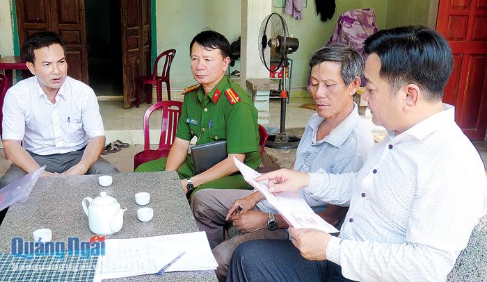  Bí thư Đảng ủy phường Quảng Phú Nguyễn Tấn Ngọc (đầu tiên, bên phải) chia sẻ niềm vui với gia đình ông Trần Nghị khi ông được nhận 