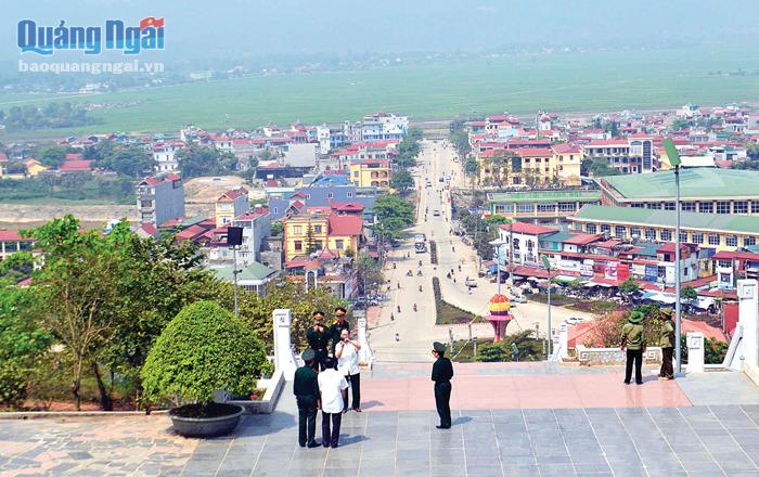 Thành phố Điện Biên Phủ nhìn từ Tượng đài chiến thắng Điện Biên Phủ trên đỉnh đồi D1.    