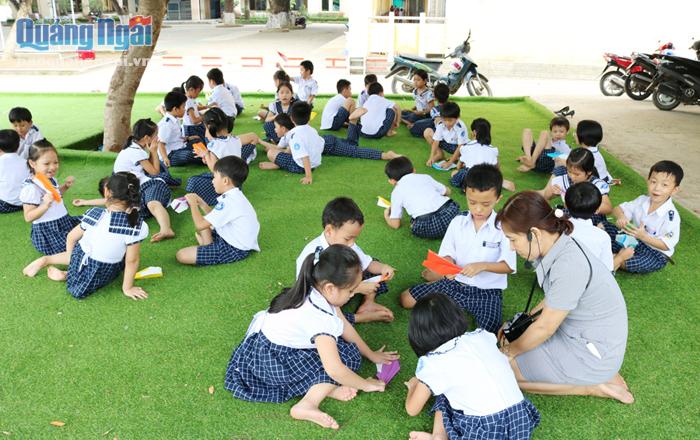 Thành phố Quảng Ngãi là địa phương có số lượng GV thiếu nhiều nhất hiện nay. Trong ảnh: Cô và trò Trường Tiểu học Chánh Lộ (TP.Quảng Ngãi).