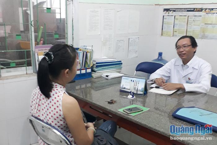  Bác sĩ Phạm Duy Long - Trưởng khoa Phòng chống HIV/AIDS (Trung tâm Kiểm soát bệnh tật tỉnh) đang tư vấn dùng ARV cho bệnh nhân.