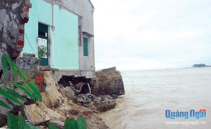 Sạt lở ven biển ở thôn Khê Tân, xã Tịnh Khê (TP.Quảng Ngãi) đe dọa nghiêm trọng tính mạng và tài sản người dân.      (Ảnh chụp cuối năm 2017)