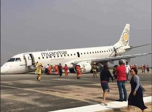 Máy bay của Myanmar Airlines hạ cánh an toàn bằng bụng vì bánh trước không mở - Ảnh: TWITTER