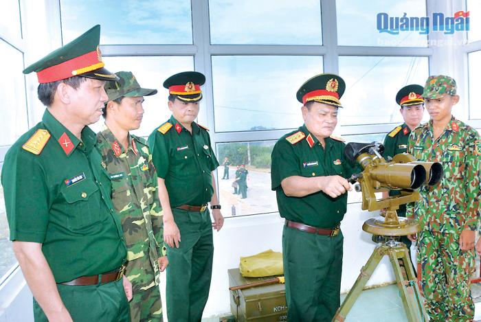 Ủy viên Trung ương Đảng, Thượng tướng Nguyễn Phương Nam kiểm tra công tác sẵn sàng chiến đấu tại Lý Sơn. ẢNH: HỮU ĐỒNG