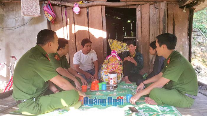 Công an huyện Ba Tơ thăm hỏi, tặng quà cho gia đình anh Phạm Văn Ruộng.