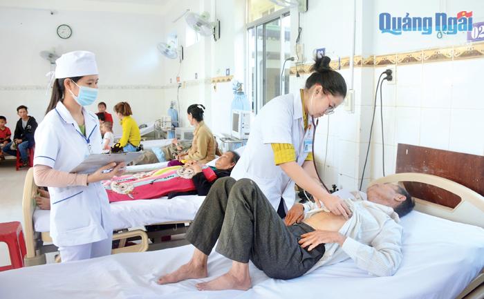 Bác sĩ trẻ ở Trung tâm Y tế Bình Sơn đang khám sức khỏe cho người bệnh.