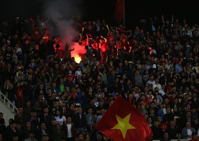 Pháo sáng xuất hiện ở hai trận đấu U23 Việt Nam gặp Indonesia và Thái Lan
