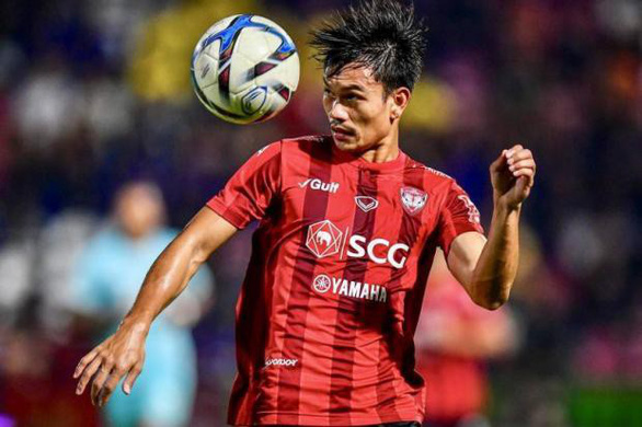 Dù Muangthong không muốn cho cầu thủ lên tuyển nhưng HLV Sirisak Yodyardthai vẫn gọi 3 ngôi sao của Muangthong United - Ảnh: SIAMSPORT