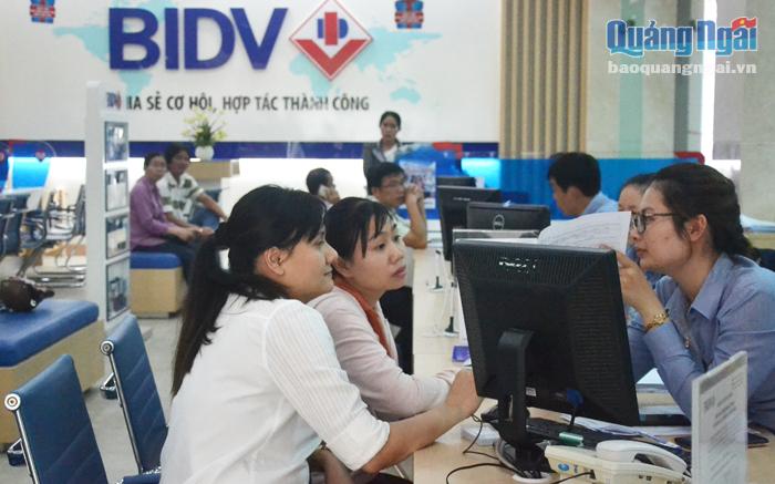 Khách hàng đến vay vốn và sử dụng các dịch vụ tại BIDV Quảng Ngãi.