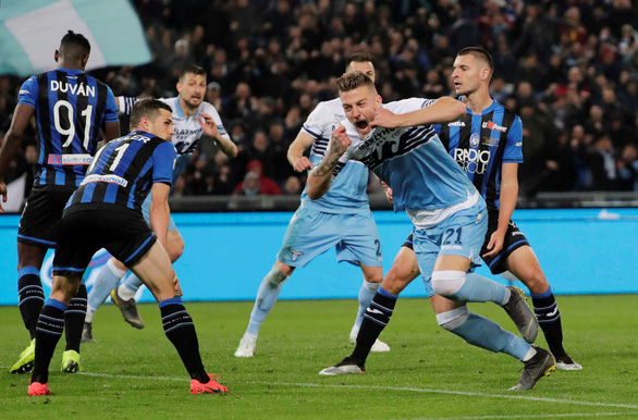 Milinkovic-Savic ăn mừng bàn mở tỉ số cho Lazio - Ảnh: REUTERS