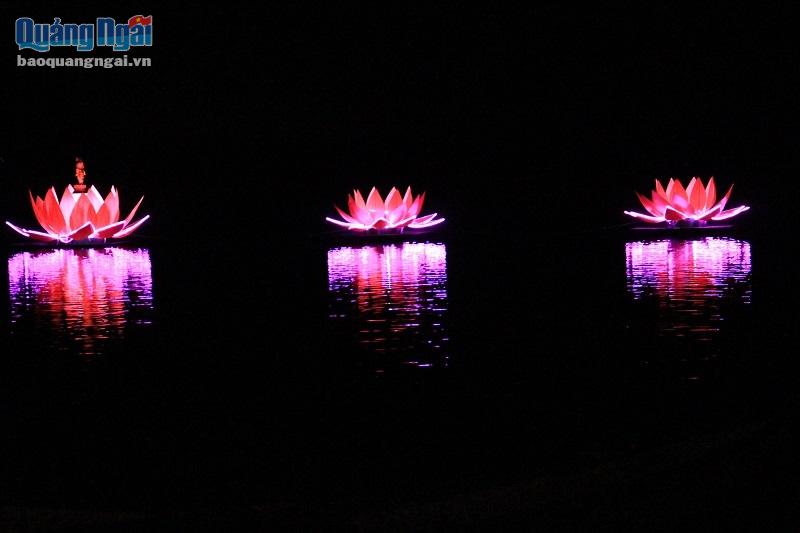 Những đóa hoa sen khổng lồ này cao khoảng 3m, đường kính hoa hơn 5m, phần đế được gắn hệ thống đảm bảo mô hình nổi trên mặt nước, bên trong được bố trị hệ sống ánh sáng khiến cho mỗi khi lên đèn là chúng lung linh nổi bật giữa dòng sông.