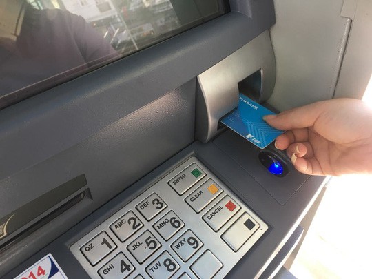 Thẻ ATM sử dụng công nghệ chip mang lại nhiều tiện ích và bảo mật tốt hơn cho khách hàng