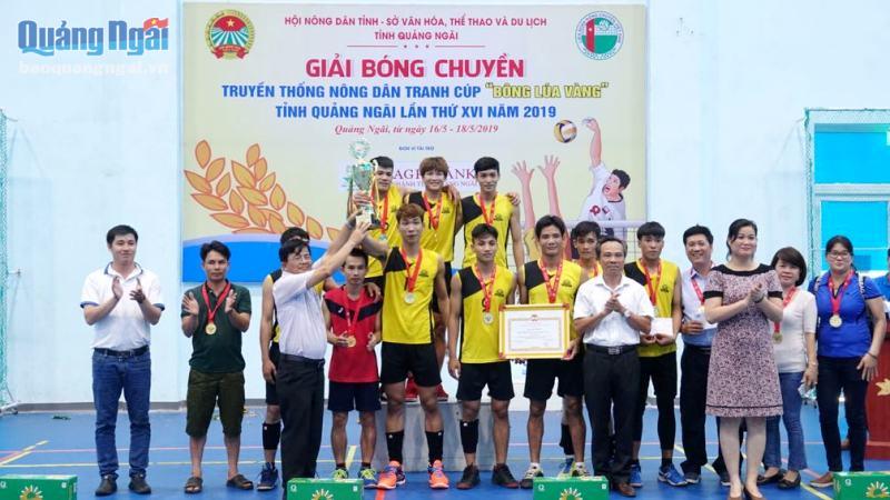 Đội bóng chuyền nông dân huyện Bình Sơn giành cúp vô địch 