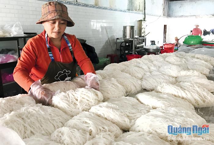 Mô hình sản xuất bún sạch của chị Võ Thị Nga, ở thôn Châu Tử, xã Bình Nguyên (Bình Sơn), mang lại hiệu quả kinh tế cao.