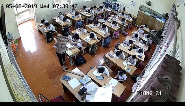 Khi phụ huynh tung clip lên mạng xã hội thì hình ảnh thể hiện cô giáo này  đánh, tát nhiều học sinh cùng giờ kiểm tra (ảnh cắt từ clip)