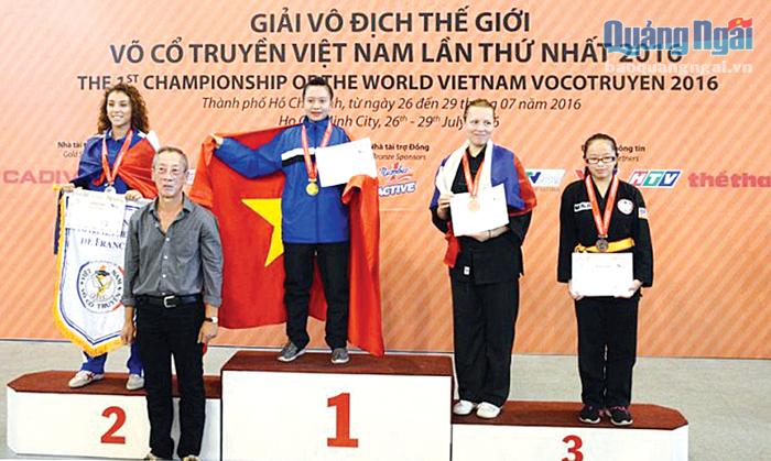 Vận động viên Nguyễn Thị Hoàng Tú đoạt Huy chương Vàng giải vô địch thế giới Võ cổ truyền Việt Nam.