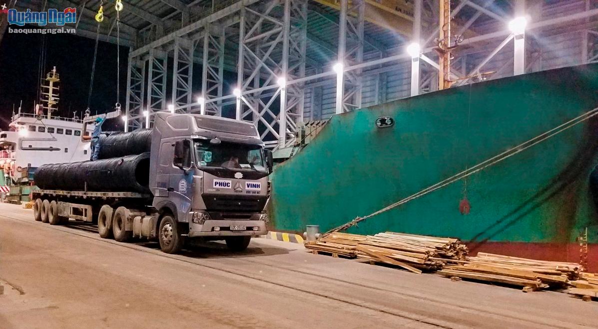 Hòa Phát đã bắt đầu bốc xếp 6.000 tấn thép cuộn chất lượng cao xuất khẩu sang Nhật Bản tại bến cảng số 1 có mái che của Cảng Hòa Phát Quất