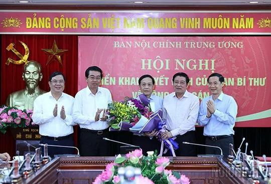 Lãnh đạo Ban Nội chính Trung ương tặng hoa chúc mừng ông Nguyễn Thanh Hải. Ảnh: Ban Nội chính Trung ương.