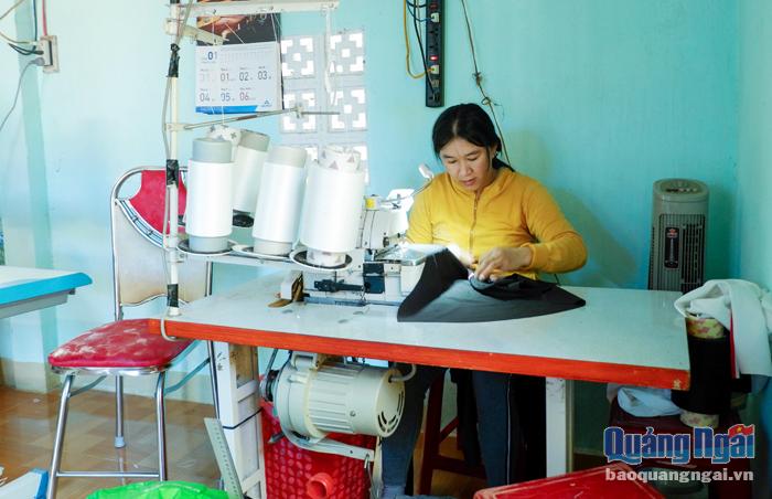  Nhờ sự giúp đỡ của Hội LHPN xã Bình Trị, chị Nguyễn Thị Thanh Tuyền đã đầu tư máy may hiện đại để phát triển kinh tế gia đình.