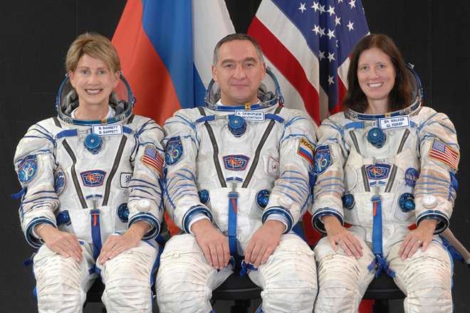 Bà Barbara Barrett (ngoài cùng bên trái) cùng với phi hành gia Alexander Skvortsov người Nga và phi hành gia NASA Shannon Walker trong một buổi huấn luyện bay vũ trụ. Ảnh: Trung tâm đào tạo phi hành gia Gagarin.
