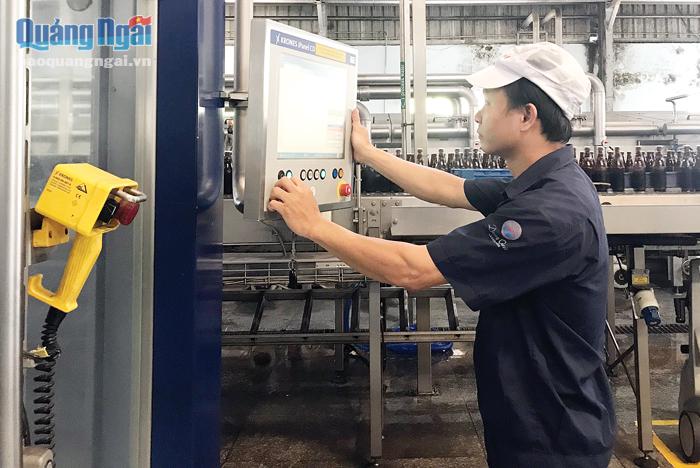 An toàn viên Nhà máy bia Dung Quất kiểm tra hoạt động của trang thiết bị trước khi vào ca sản xuất.