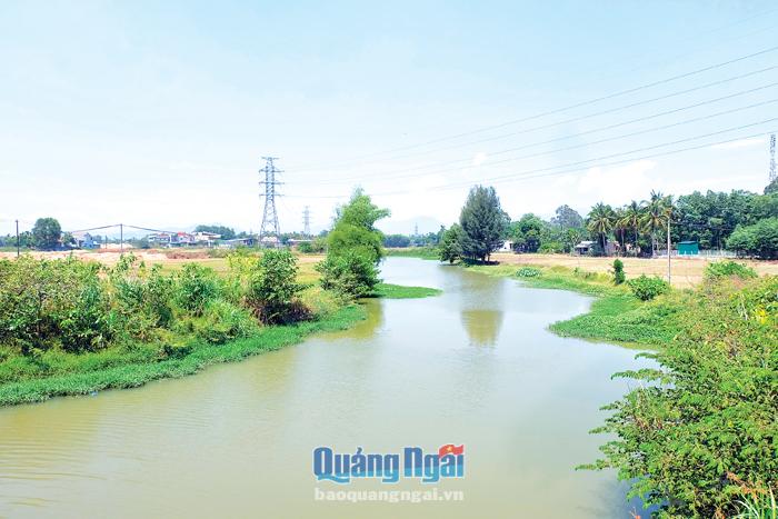 Sông Bầu Giang có vai trò quan trọng với vùng đất nông nghiệp dọc ven sông.