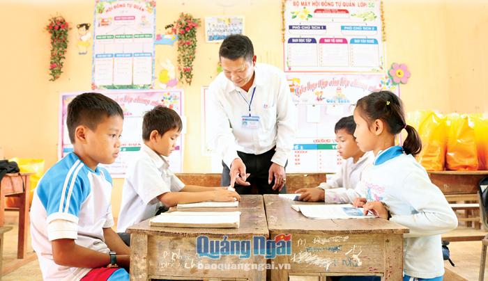 Các thầy giáo điểm trường thôn Nước Rinh, Trường Tiểu học Sơn Bao (Sơn Hà) luôn tận tụy vì học sinh thân yêu.