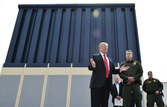 Tổng thống Mỹ Donald Trump trong buổi đi thực địa tại khu vực biên giới ở San Diego, California vào tháng 3-2018 - Ảnh: AFP