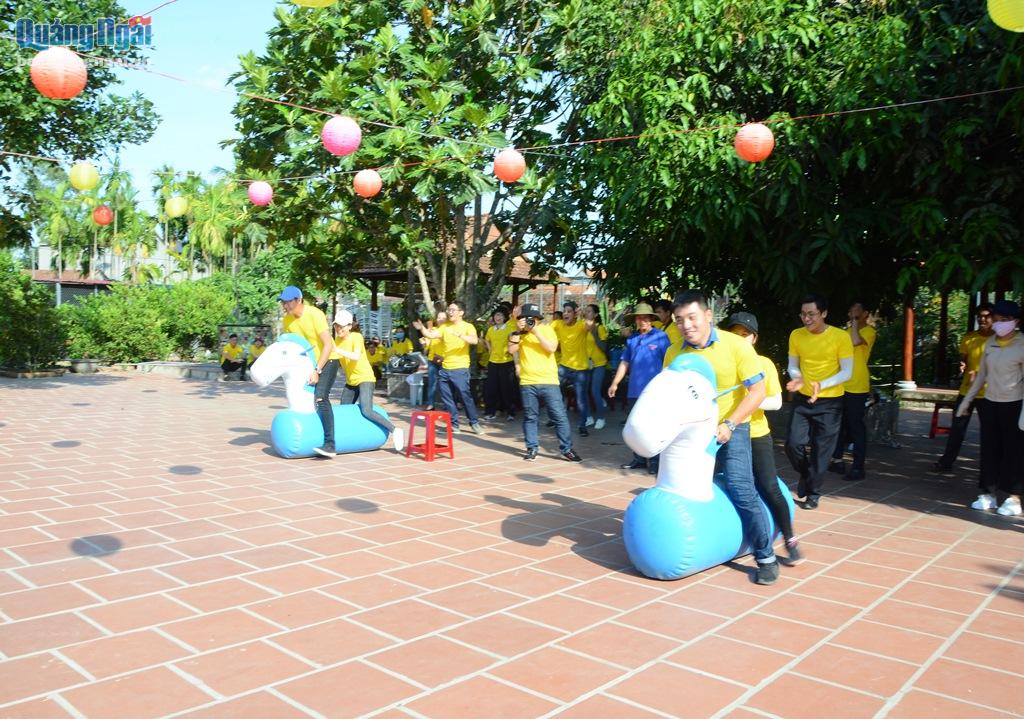 Thanh niên, công nhân tham gia các trò chơi tại ngày hội.
