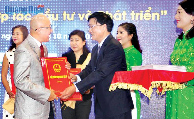 Chủ tịch UBND tỉnh Trần Ngọc Căng trao chứng nhận đầu tư cho các nhà đầu tư tại Hội nghị xúc tiến đầu tư Quảng Ngãi năm 2017.