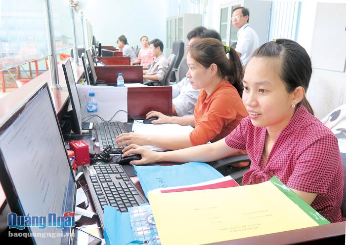  Cán bộ Phòng TN&MT huyện Nghĩa Hành giải quyết thủ tục hành chính cho dân tại bộ phận một cửa.