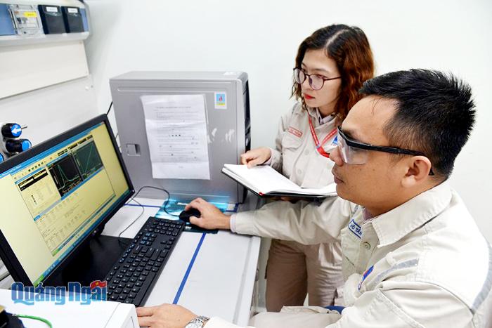 Kỹ sư Võ Tấn Phương và Phạm Thị Thêm luôn say mê nghiên cứu, sáng kiến khoa học.