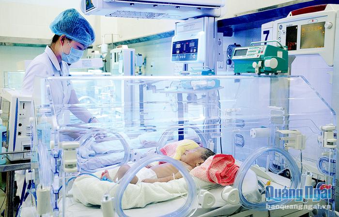 Trẻ sơ sinh được chăm sóc bằng công nghệ máy móc hiện đại tại Bệnh viện Sản - Nhi tỉnh.