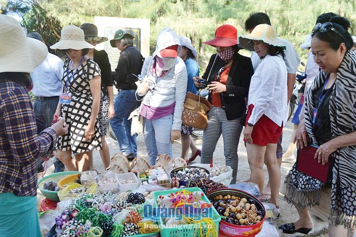 Người dân buôn bán các mặt hàng lưu niệm tự phát tại các điểm tham quan ở Lý Sơn.
