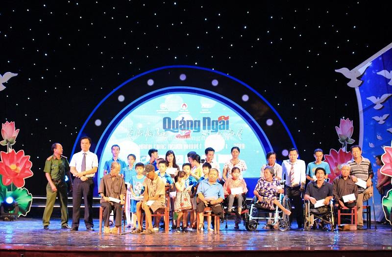 Phó Chủ tịch UBND tỉnh Đặng Ngọc Dũng trao tặng quà người khuyết tật có hoàn cảnh khó khăn 